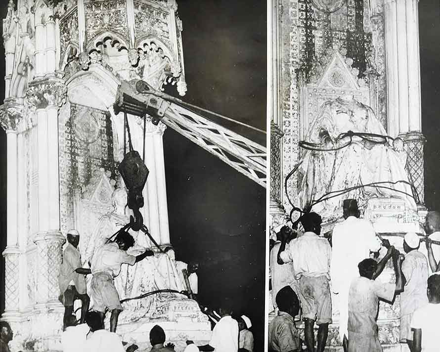 Queen Victoria's Statue Being Removed In Bombay, 1965 Photo
