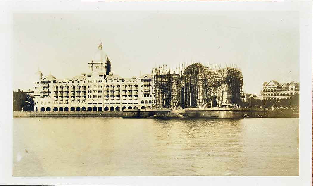 construction of the gateway of india